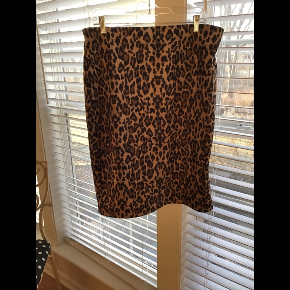 Leopard stretch print skirt.